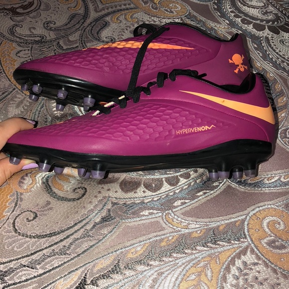 Soccer cleats - Picture 2 of 2